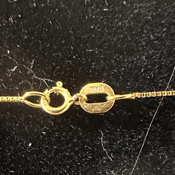 Elegant Gold Heart Necklace with Diamond Accents - Picture 4 of 6